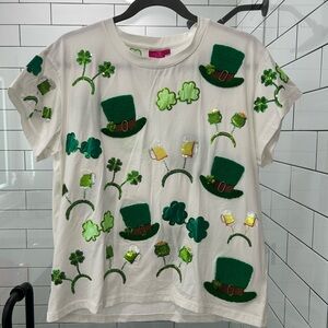NWOT QUEEN OF SPARKLES Green and White Shamrock Tee